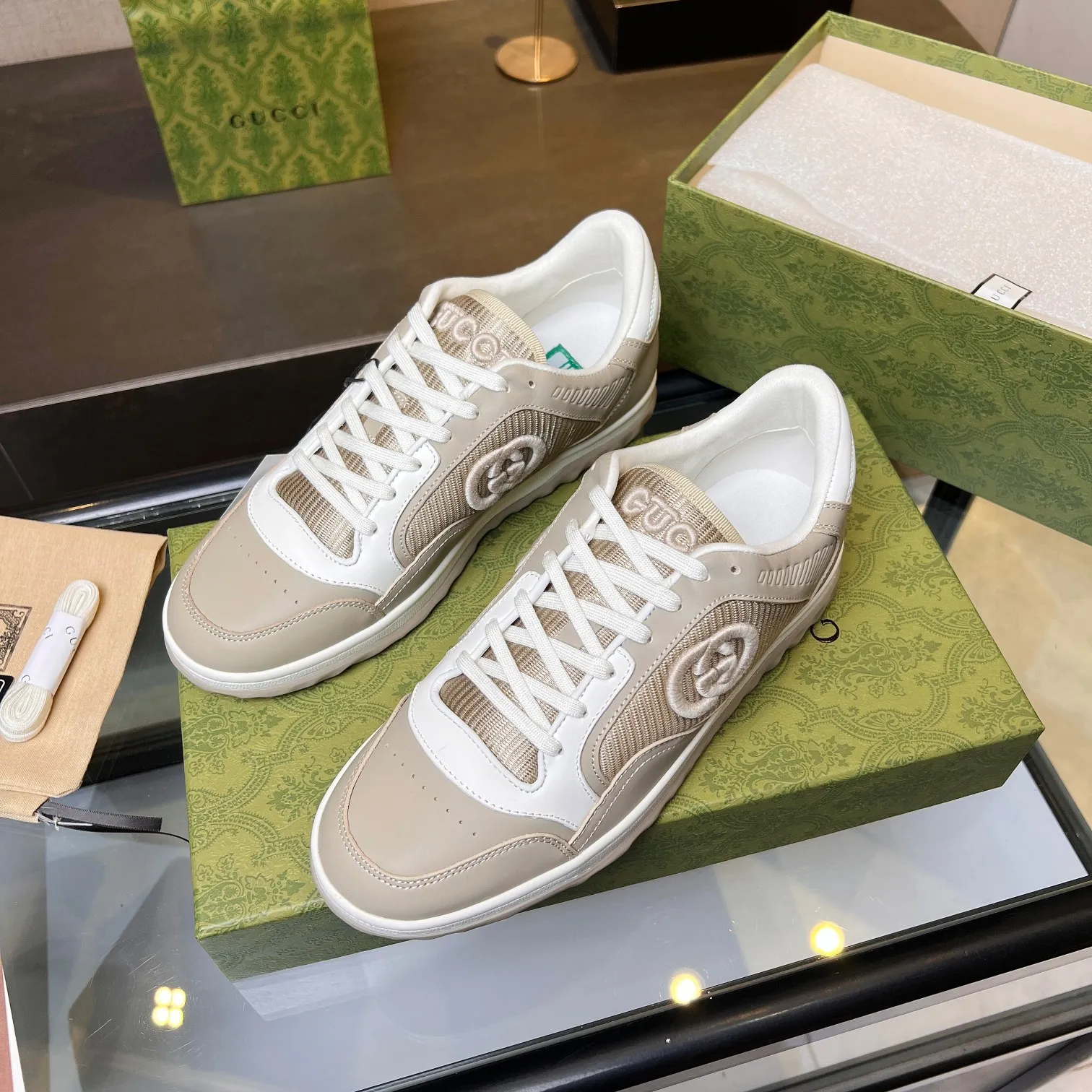👟👟Ex-factory price 520👟👟 Top version, full styling effect, instant sales of the common practice of soft treading in the market, 💣💣💣Gucci2023 early spring Gucci G home latest hot style MAC80 sports shoes couple style casual retro distressed dirty shoes small dirty shoes small white shoes🌸🌸🌸 original purchase and development Production Gucci MAC80 new hot-selling series. The exquisite and compact interlocking double G logo romantically interprets the aesthetic concept of this series. Made of off-white leather, ▪️Material: original customized imported first-layer cowhide ▪️Inner lining: original customized imported breathable mesh ▪️Outsole: original molded two-color TPU outsole ▪️Sole thickness: 3CM ▪️Size: women's 35-40 / men's 39-45